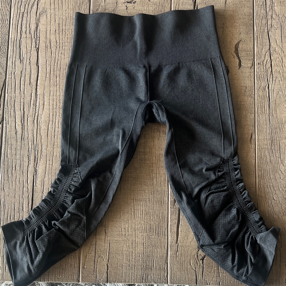 Lululemon charcoal gray compression CAPRI leggings, sz 4